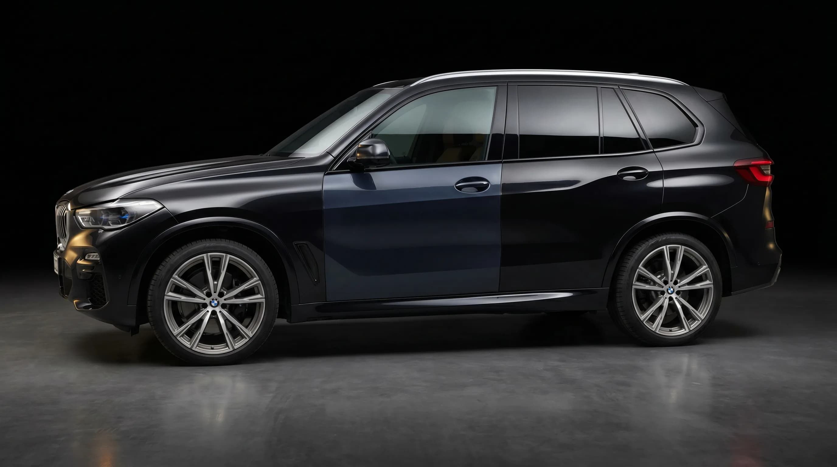 BMW X5 — дверь не в тон, заводские диски, чёрные суппорты