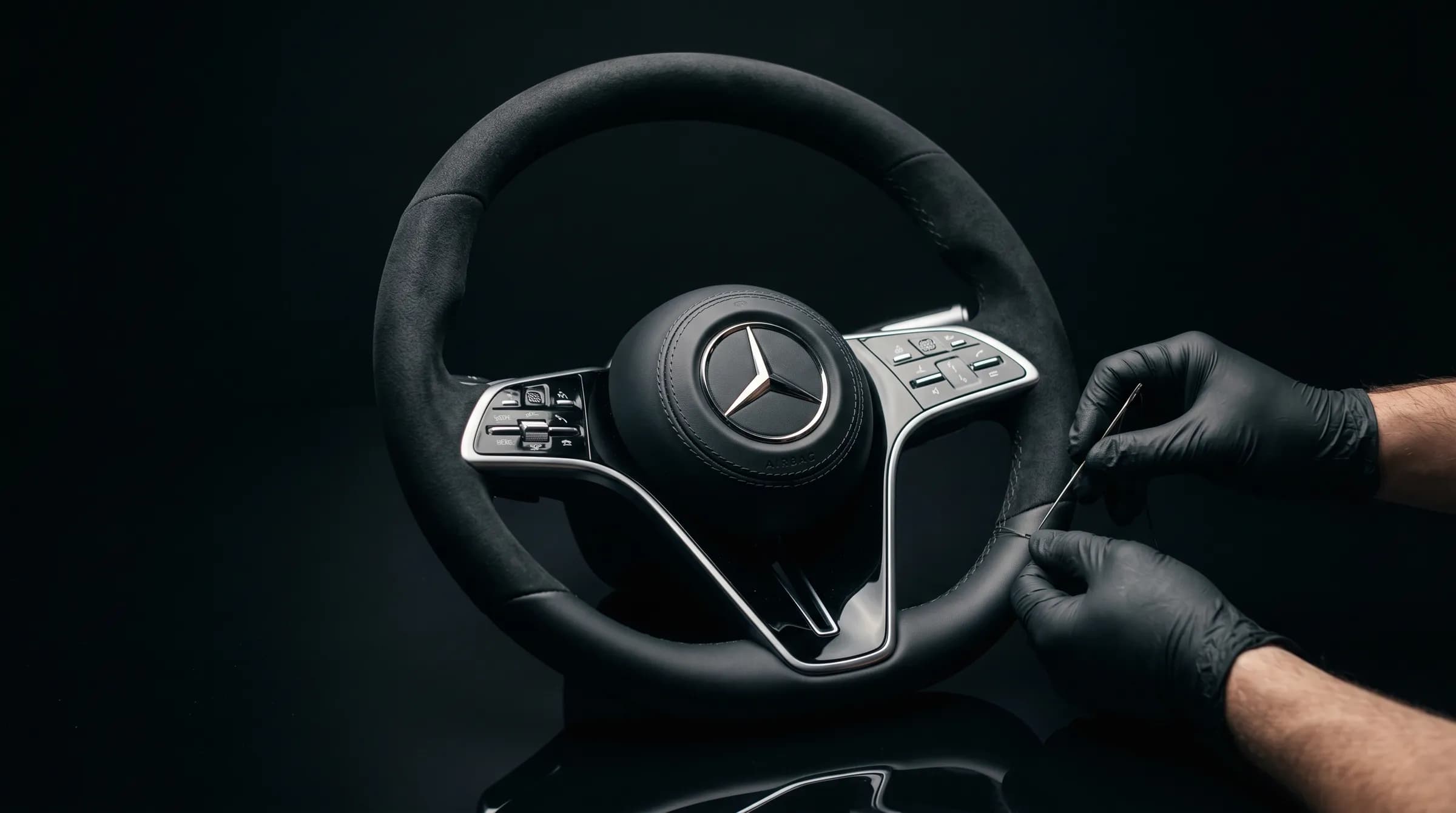 Руль Mercedes S-класса перетянут алькантарой с контрастной прострочкой
