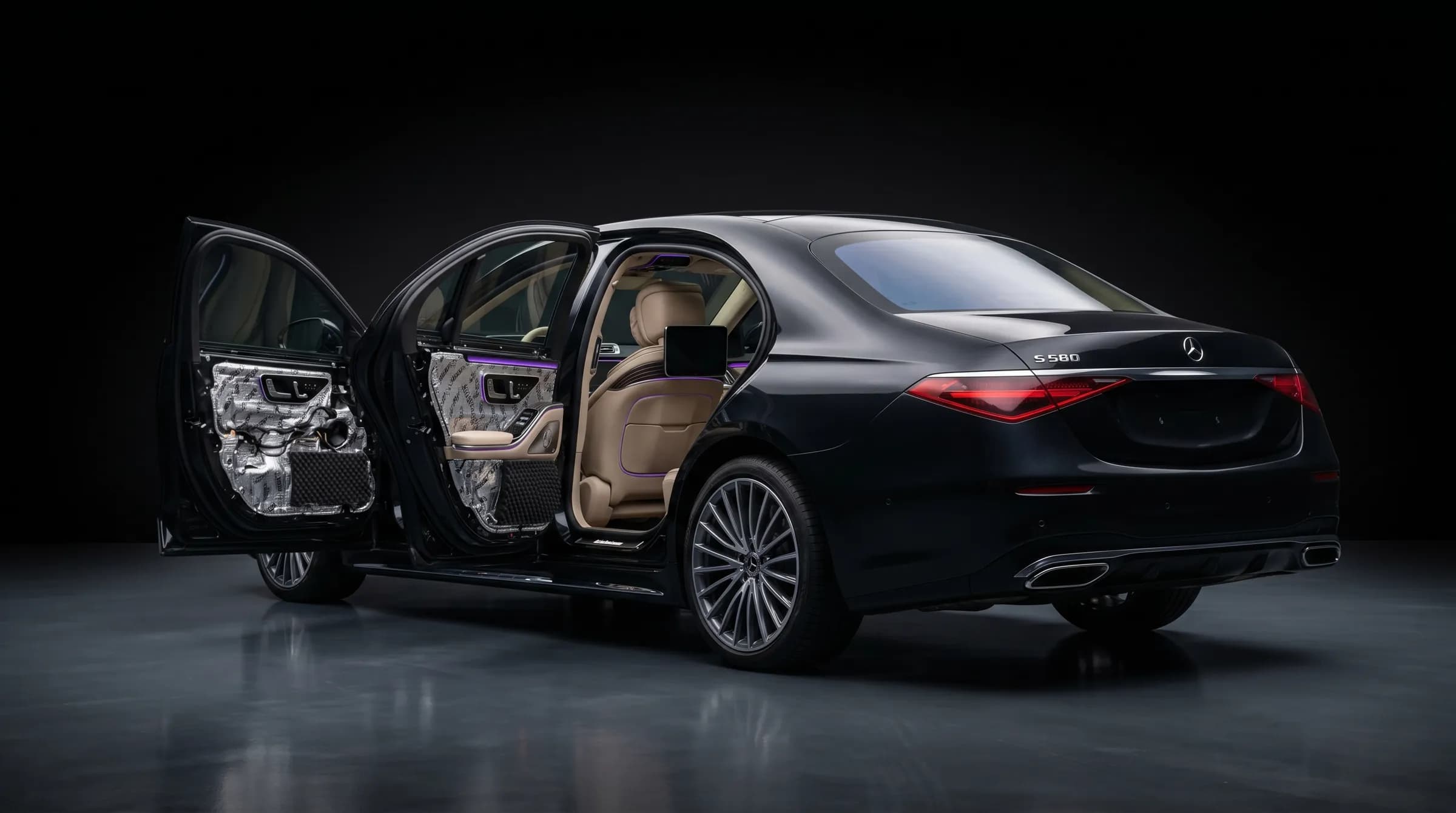 Mercedes S-класс W223 в студии после установки шумоизоляции дверей и потолка