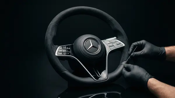 Руль Mercedes S-класса перетянут алькантарой с контрастной прострочкой