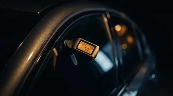 Замер светопропускания тонировки прибором Тоник на Mercedes E-классе после оклейки по ГОСТ