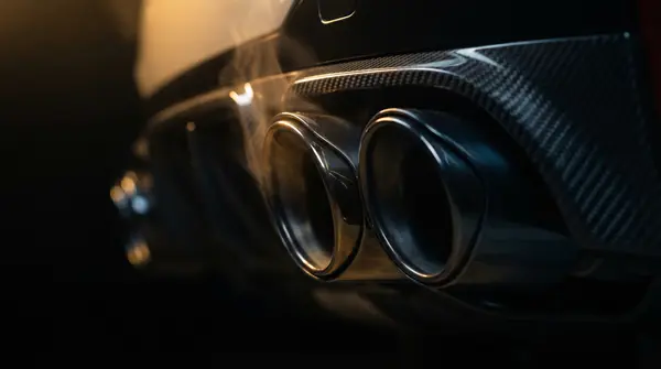 BMW M5 F90 с прямоточной выхлопной системой Akrapovič и карбоновыми насадками