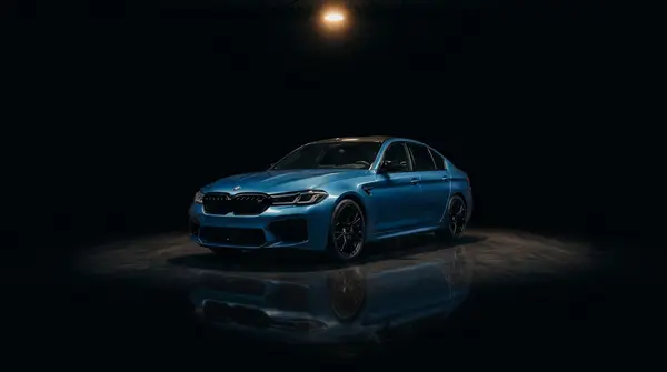 BMW M5 в студии шумоизоляции — снят дверной картон, видны датчики и шумоизоляционный материал