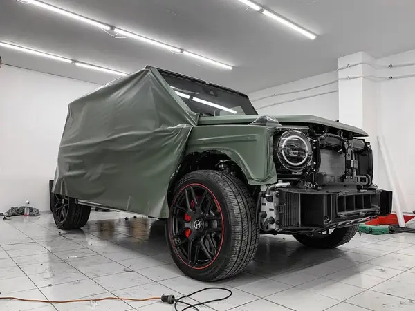 Оклейка в пленку 3M - Military Green
Антихром шильдов и решетки радиатора
Оклейка порогов в чёрный глянец
Покраска насадок глушителя в чёрный глянец