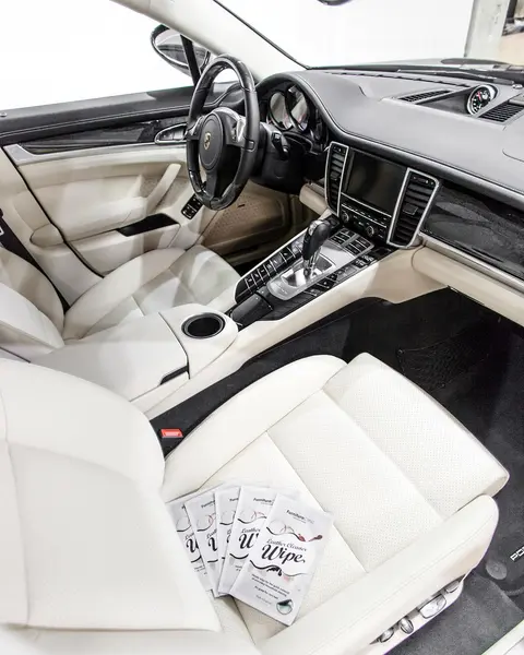 Салон Porsche Panamera после химчистки и обработки керамикой кожи Gyeon Leather Shield. Также в подарок дали салфетки для самостоятельного ухода за кожей.