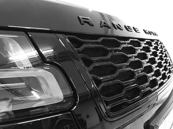 Установили антигравийные сетки в передний бампер на Range Rover Vogue для защиты радиаторов охлаждения.